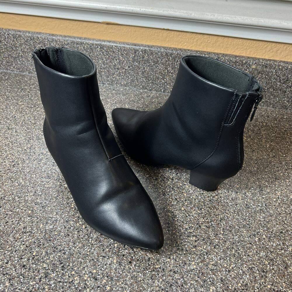 Clarks Women Sz 7.5W Black Leather Boots Comfort Casual Pointed Toe Low Heel Zip